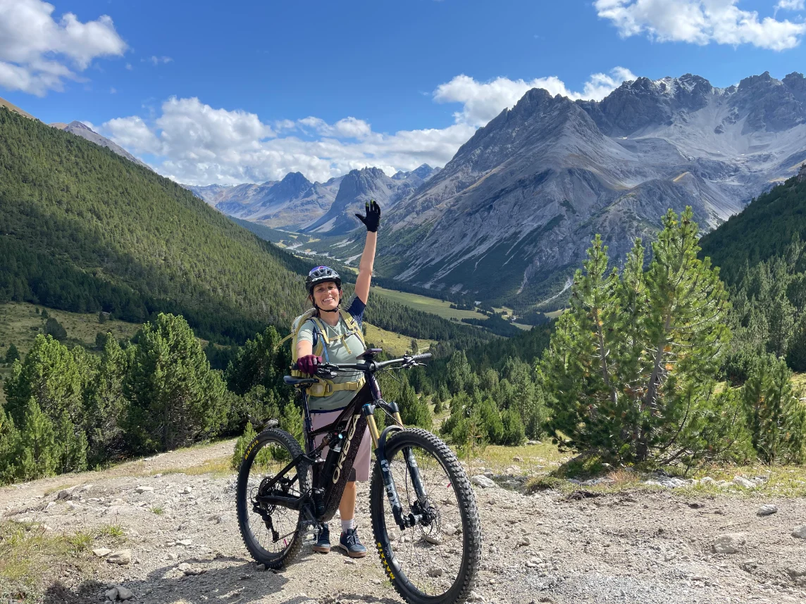 Elke beim biken in den Bergen